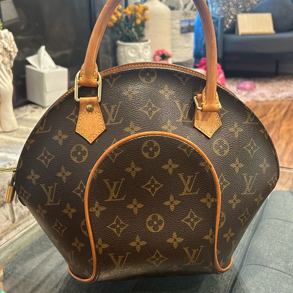 Authentic Louis Vuitton bag ellipse clean